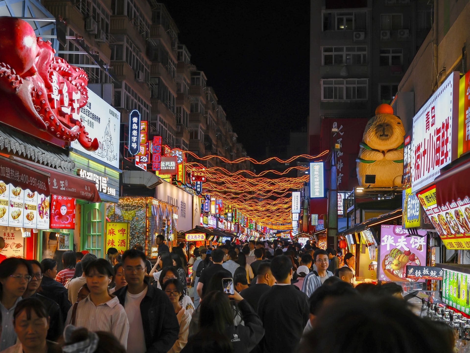 Busy street food stall in Xi'an Muslim Quarter